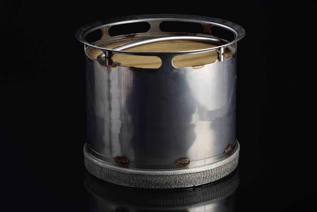 Truck DPF with wire mesh and silica rope gaskets